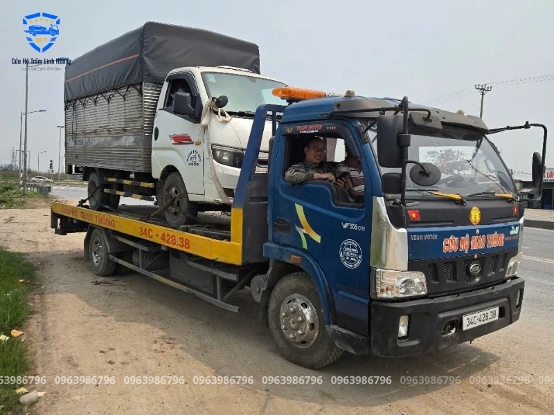 Hình ảnh xe cứu hộ Đức Công được trang bị đầy đủ, đảm bảo khả năng xử lý mọi tình huống khẩn cấp