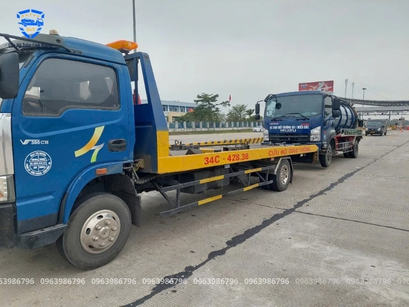 Giải cứu xe trên đường Đức Công